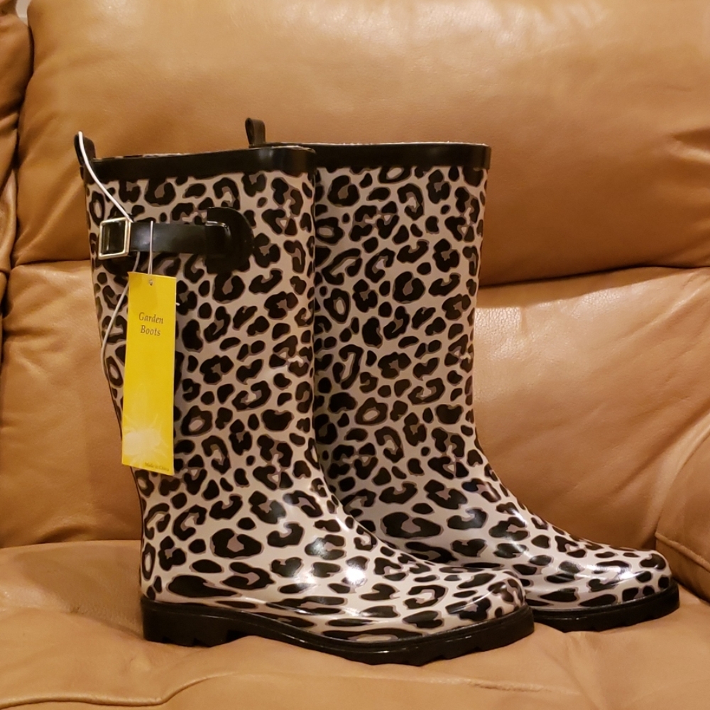 New with tag 12" tall snow leopard garden boots